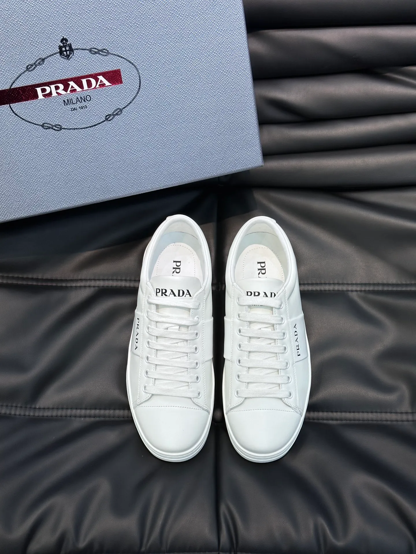 Men's shoes 💰p360 "Men's shoes 💰pRAD*" Prada's new high-end men's casual sports shoes. This leather sports shoe uses calfskin upper. The body of the shoe interprets the Prada letter brand logo from multiple angles. The brand logo is embellished on one side of the upper, all explaining the brand style. Sheepskin lining, lightweight, comfortable and durable! Size: 38-44